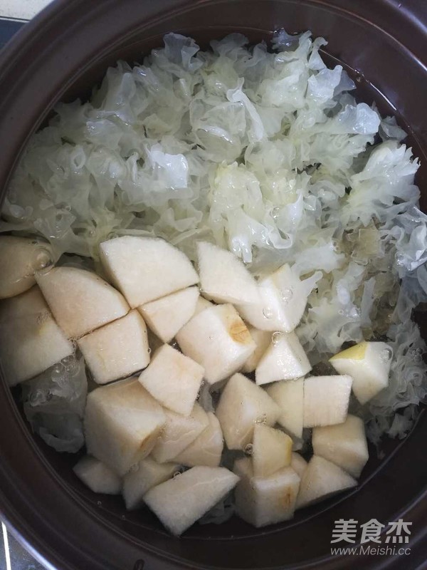冰糖银耳雪梨汤