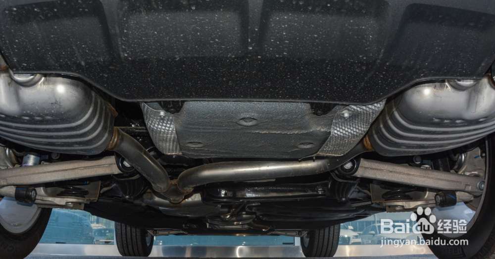 奥迪Q5油箱盖怎么开 油箱盖开关在哪里