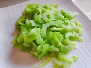 健康养生佳品苦瓜炒鸡蛋的做法