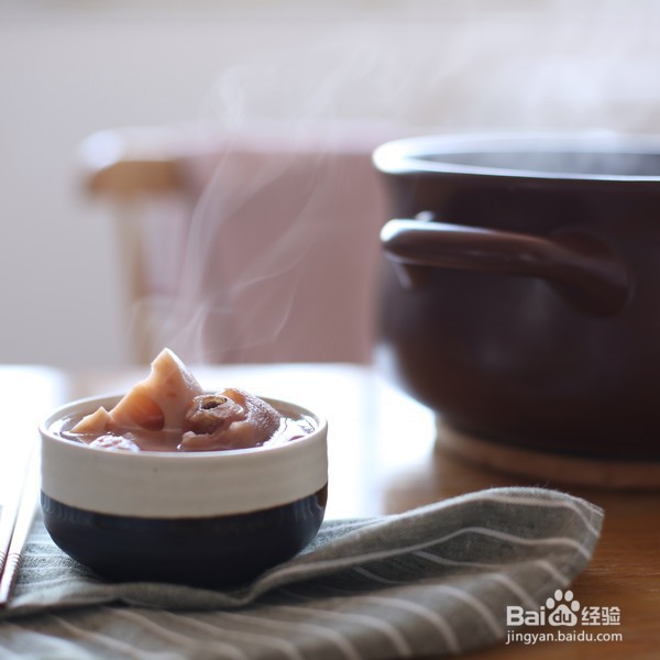 猪脚莲藕花生汤的做法