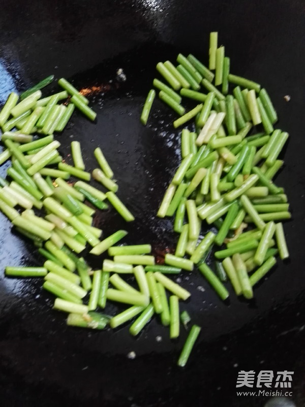 蒜苔炒鸡蛋的做法