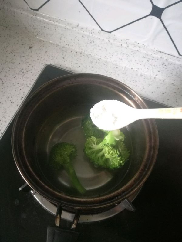 藜麦西蓝花虾皮粥