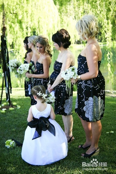 冬天伴娘礼服禁忌 穿搭得体不抢风头