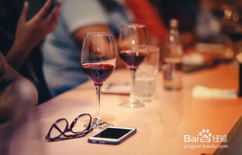 品酒师如何品尝红葡萄酒