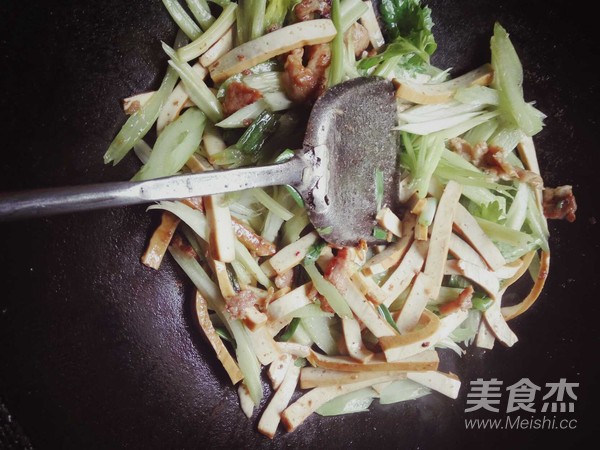 芹菜炒香干的做法