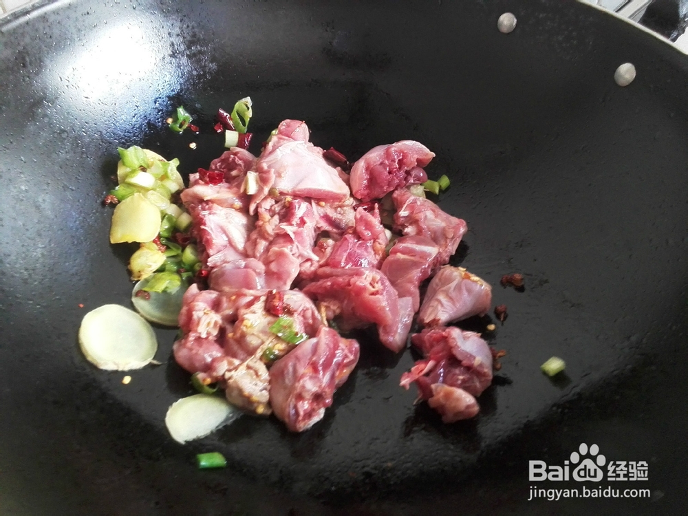 如何烧辣味糖醋鸡（怎样烧美味营养辣味糖醋鸡）