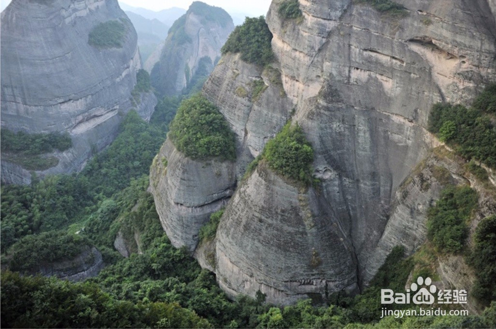 广西丹霞,石山奇形秀丽如同怪兽出头