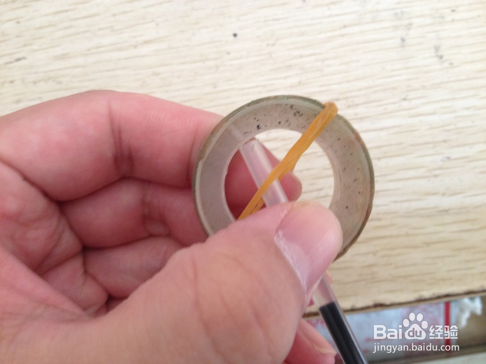 如何用透明胶带圆环和中性笔芯做简易手机支架