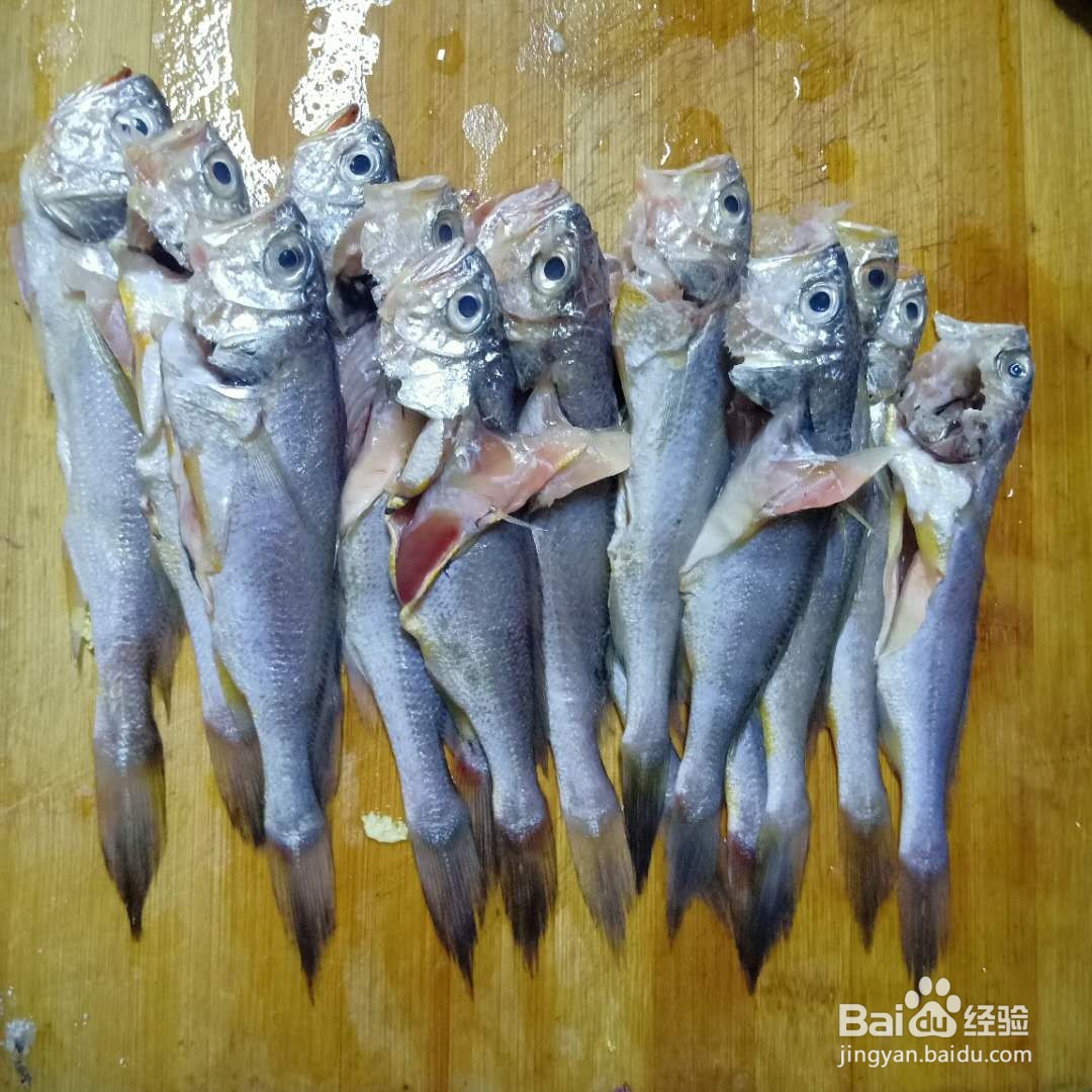 油炸小黄鱼，这样做不但好吃还不糊锅