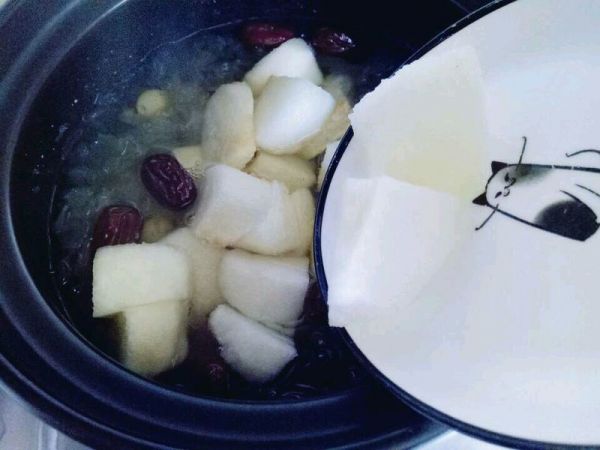 冰糖红枣银耳雪梨汤
