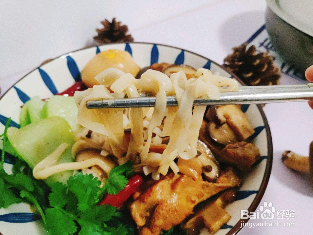 香菇卤翅根盖浇面的做法