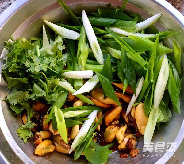 葱伴贻鲜的做法