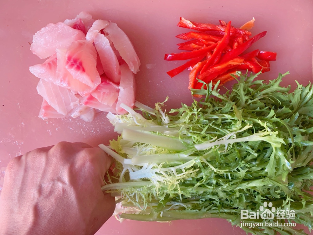 <b>做家常菜减脂餐红椒苦菊拌鱼肉的教程！</b>