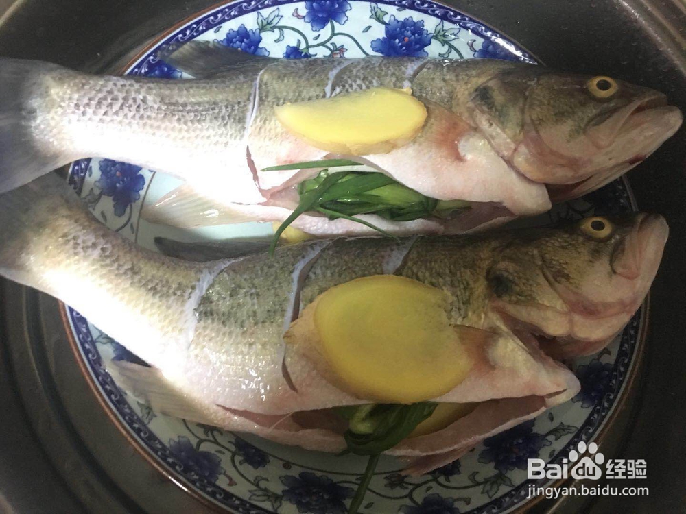 清蒸鲈鱼的家常做法