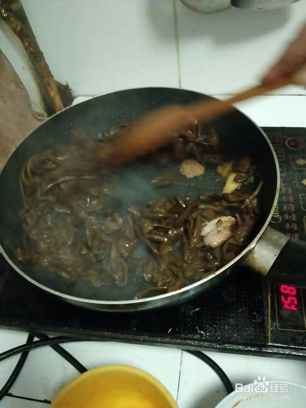小蘑菇炒肉的做法