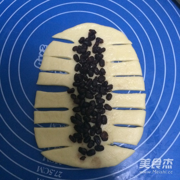 蜜豆餐包的做法
