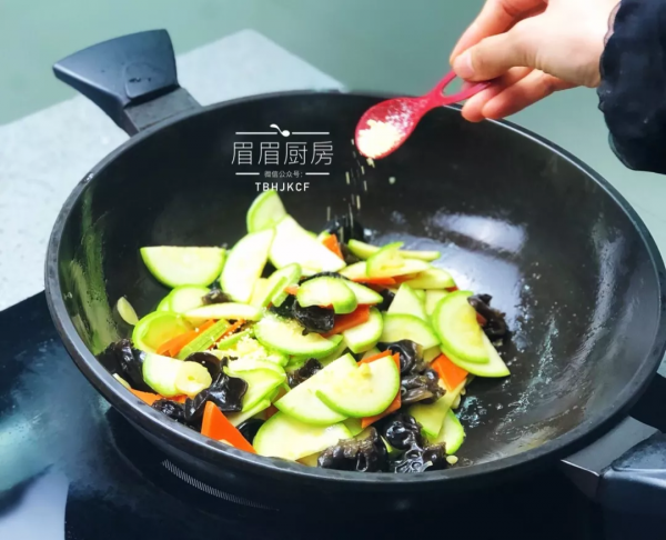 胡萝卜木耳炒西葫芦