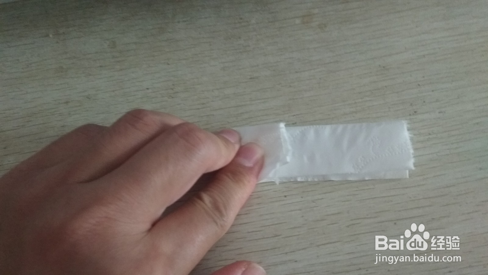 如何用一张长方形手纸做简易的中性笔的支架