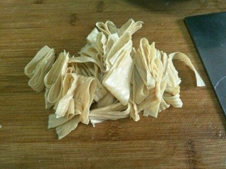 韭菜炒厚豆腐皮怎么做？