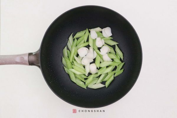 西芹清炒鲜百合