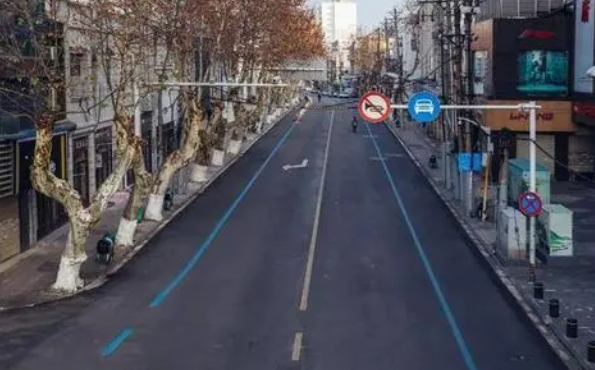 形容一条街空荡的句子有哪些