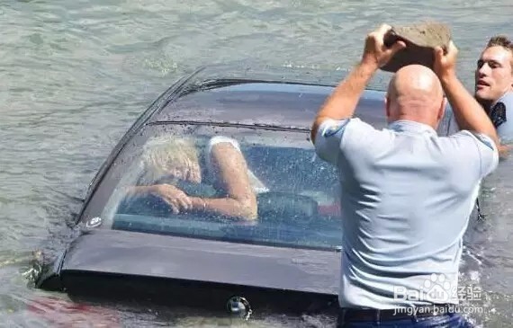 怎么在车里落水自救