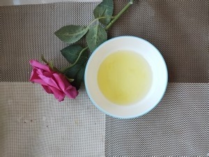 蜂蜜桂花炖牛奶的做法
