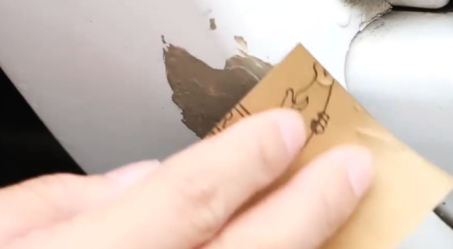 汽车划痕已见铁皮怎样处理