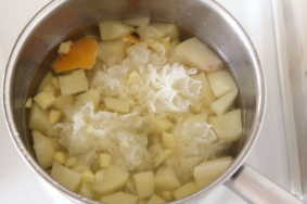 银耳陈皮生姜炖梨