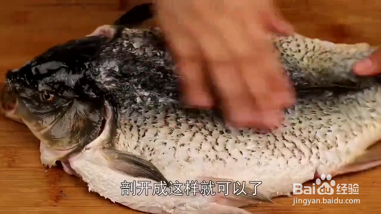 如何制作鲜香辣爽的蒸鲤鱼？