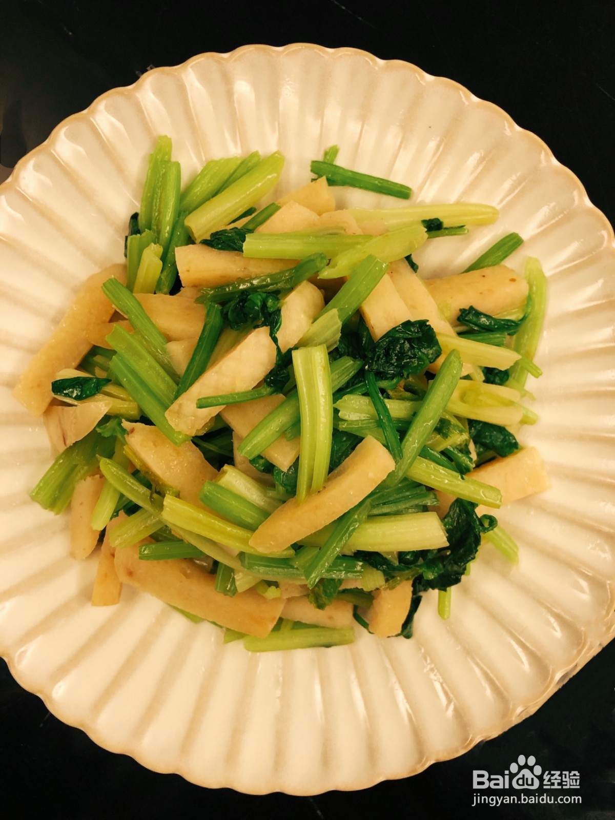 芹菜炒鱼饼的做法