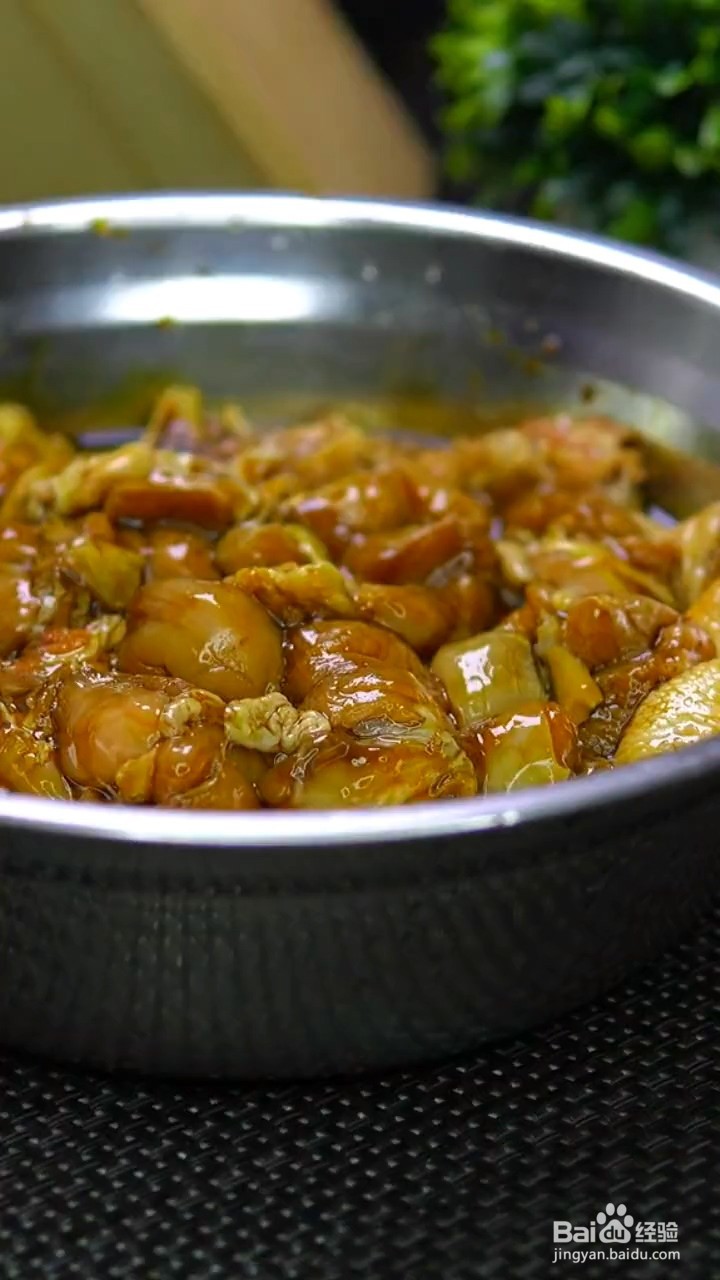 如何制作葱油焖鸡?
