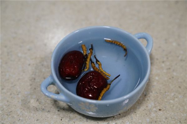 虫草红枣鸡腿汤