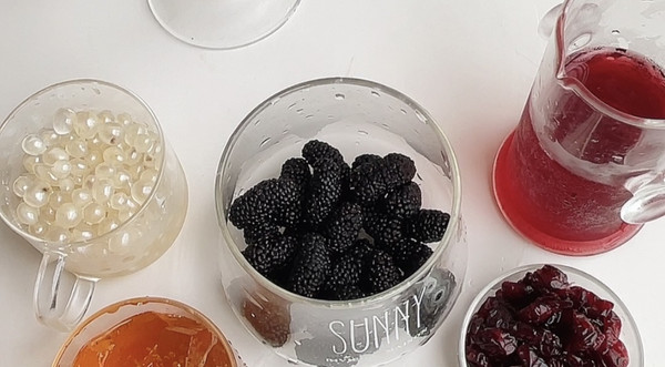 桑葚茶冻蔓越梅饮