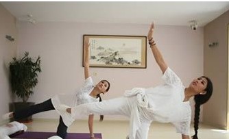 瑜伽老师亲授丰胸瑜伽操