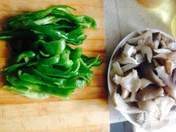 青椒炒平菇的做法