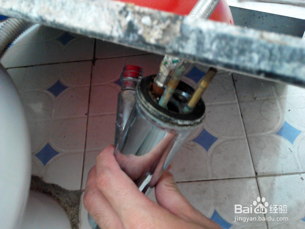 如何换水龙头的进水软管