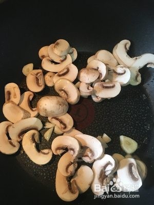 西兰花炒口蘑的做法