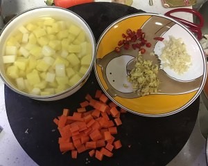 如何制作香辣的土豆咖喱胡萝卜牛腩盖饭？