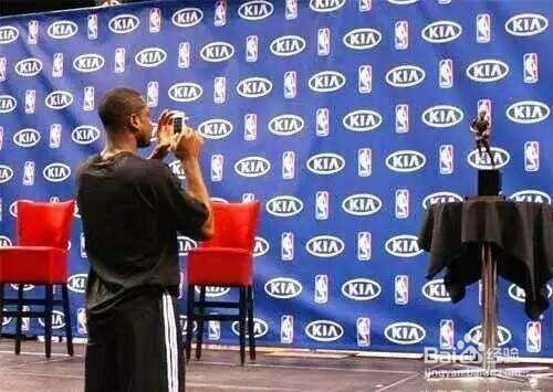 韦德致给自己膝盖敬酒，科比眼含热泪，看完泪崩