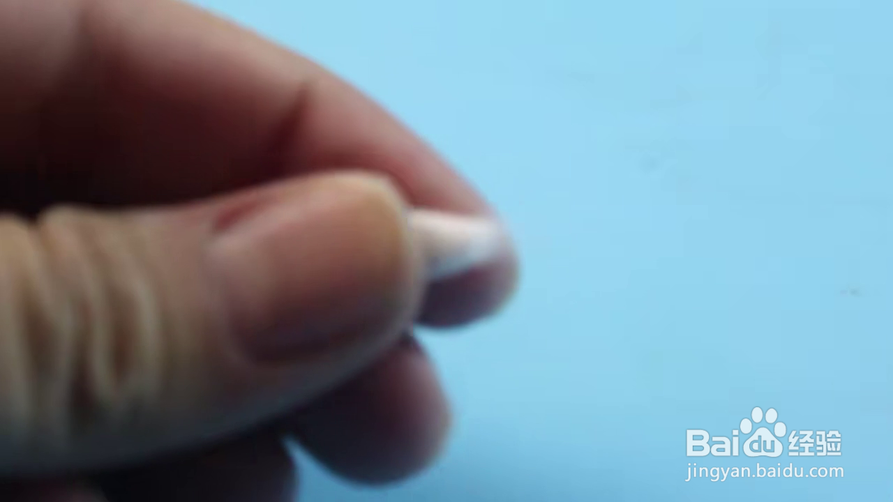 如何清除手机充电口的灰尘杂质？