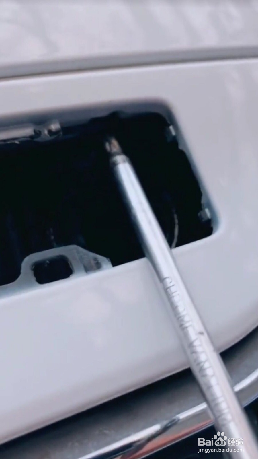 新款奥迪Q5后杠杠灯怎么拆卸