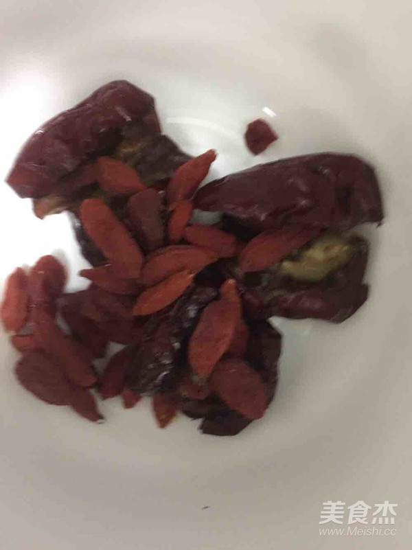 红枣枸杞银耳汤