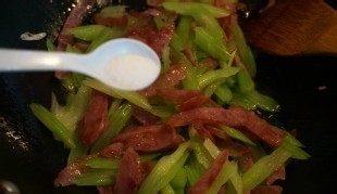 北京风味-香肠炒芹菜