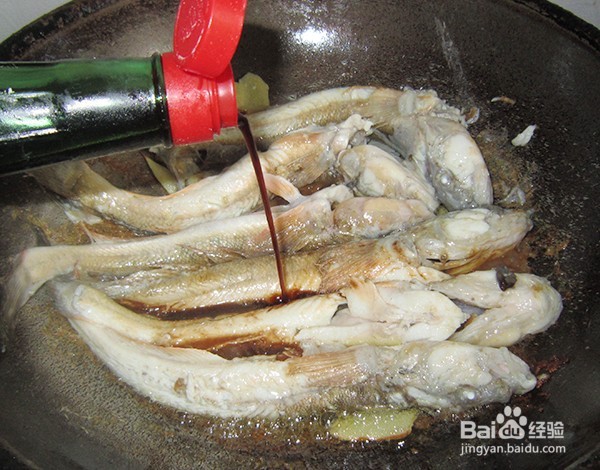 楞蹦鱼炖白菜豆腐的做法