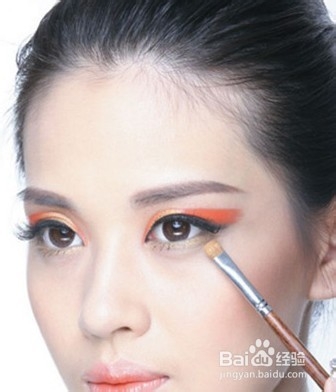 唇膏新用法 充当眼影打造魅惑T台妆容