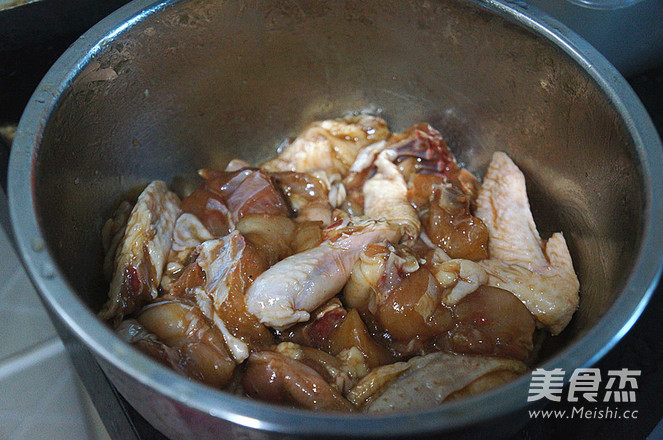 滑鸡煲仔饭的做法