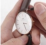 怎么更换DW的表带