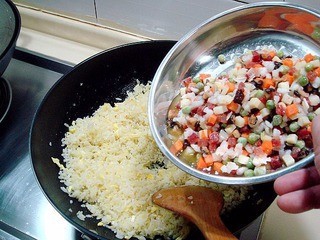 锦绣虾粒炒饭的做法