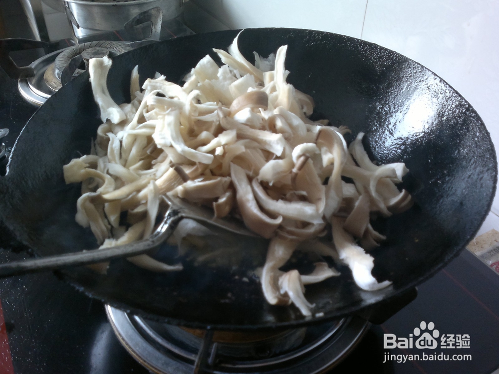 制作简单的下饭菜青椒平菇炒肉的做法